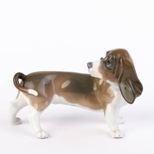 Lladro Fine Porcelain Sculpture "Basset Hound" 1066: DIMENSIONS APPROX 18x8x13CM.