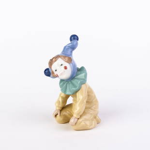 Nao Lladro Fine Porcelain Sculpture "Kneeling Clown" 1067: DIMENSIONS APPROX 9x6x13CM.