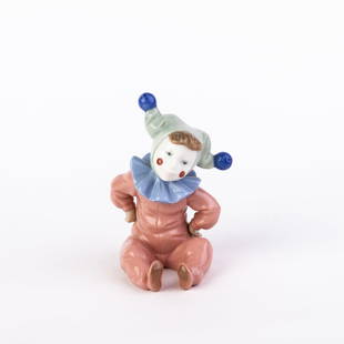 Nao Lladro Fine Porcelain Sculpture Clown Jester: DIMENSIONS APPROX 13.5x9x6CM.