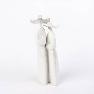 Lladro Fine Porcelain Sculpture "Nuns" 4611: DIMENSIONS APPROX 33x11x8CM.