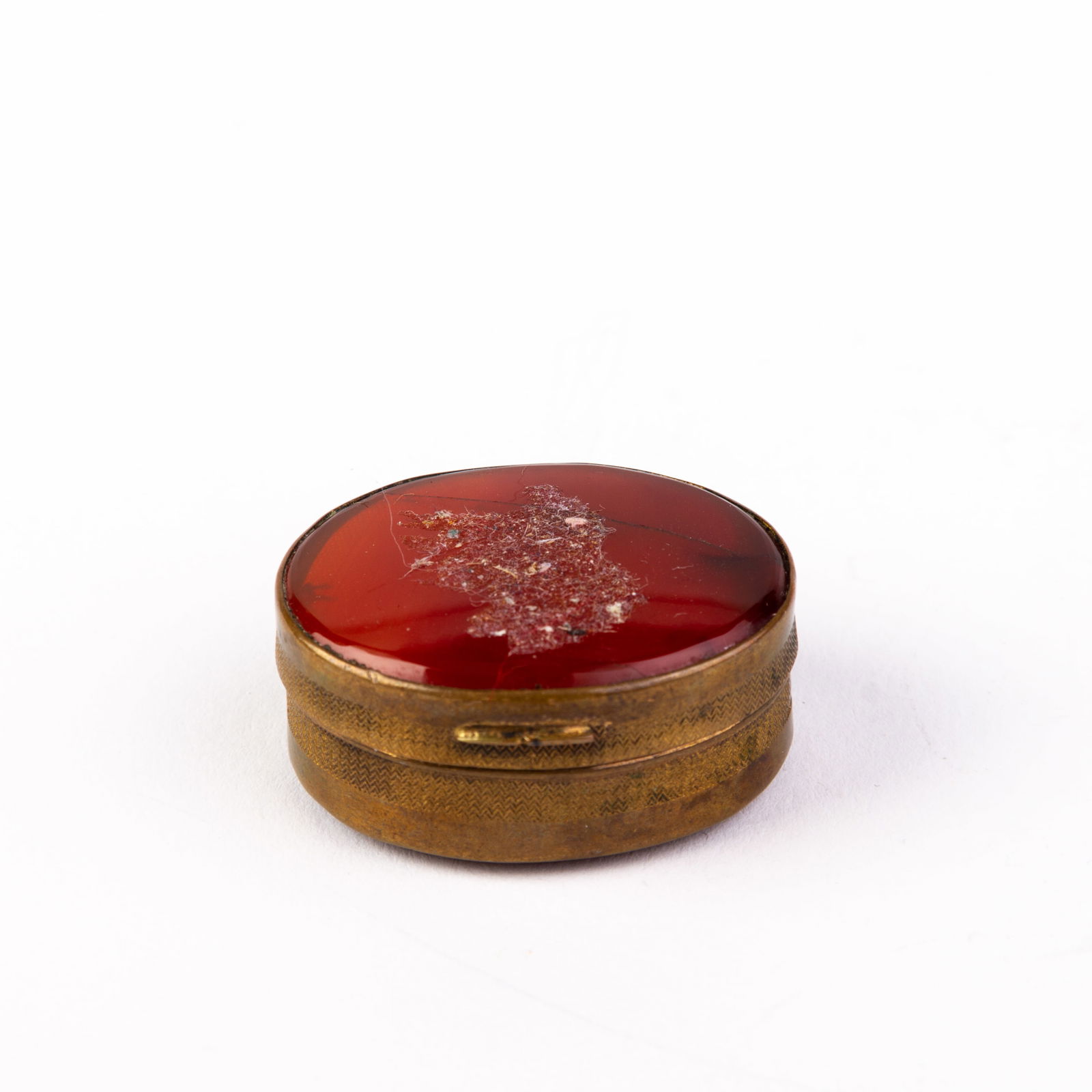 Victorian Agate Pill or Snuff Box: DIMENSIONS APPROX 3x3.5x1.5CM.