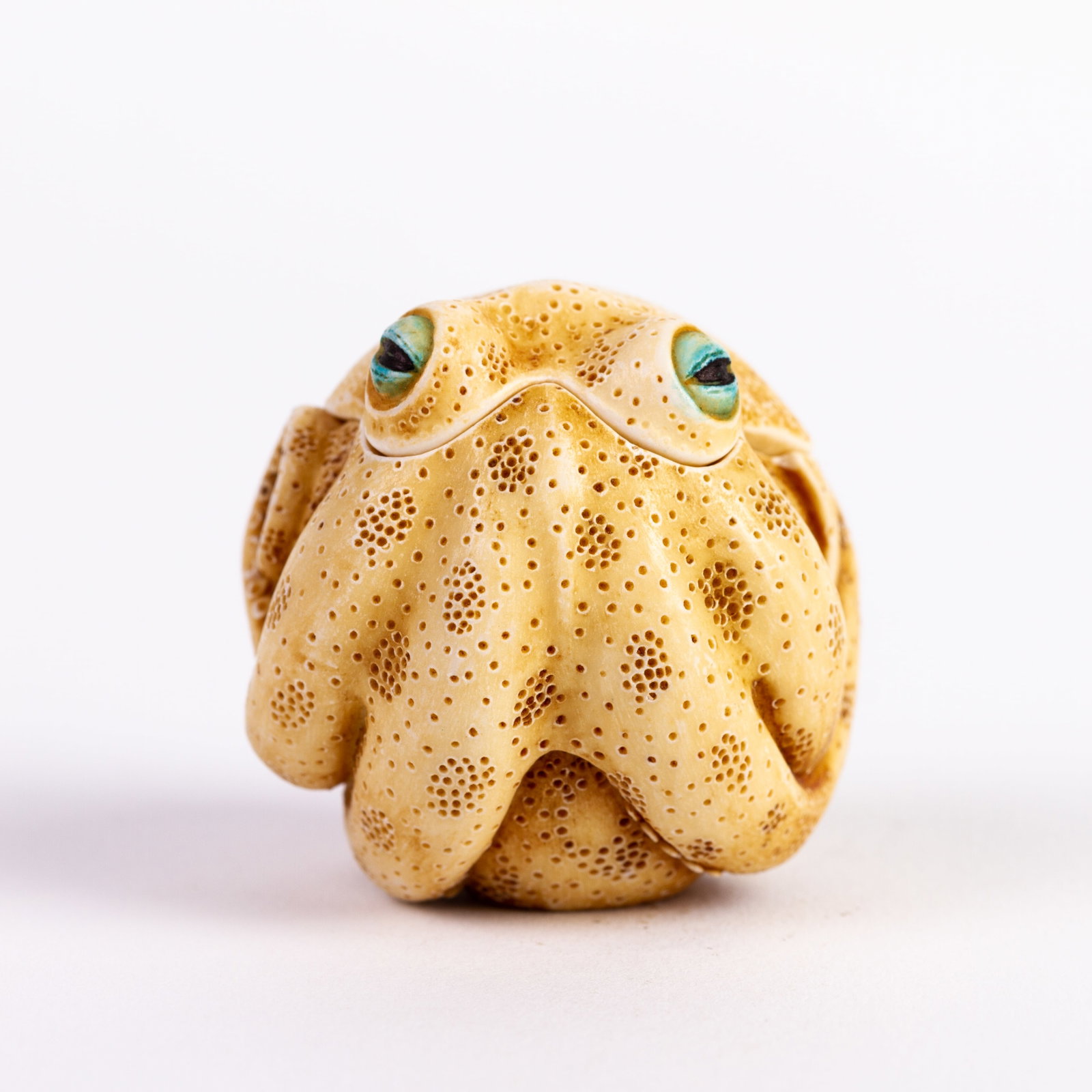 Highly Detailed Netsuke Type Figural Trinket Box: DIMENSIONS APPROX 5x5x5CM.