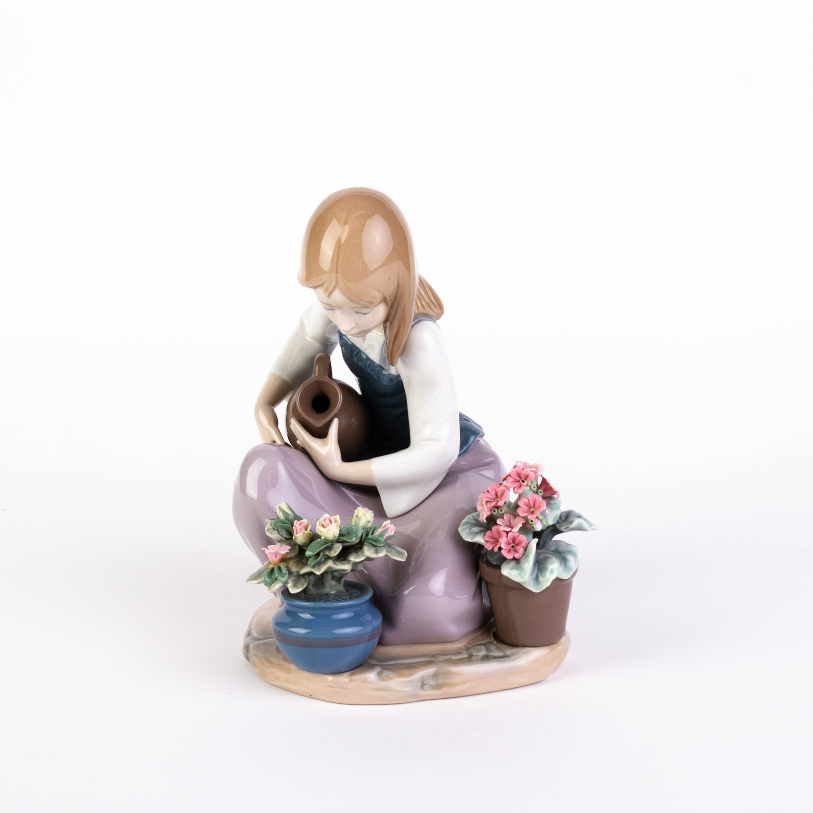 Lladro Fine Porcelain Sculpture "Watering the Flowers": DIMENSIONS APPROX 21x15x15CM.