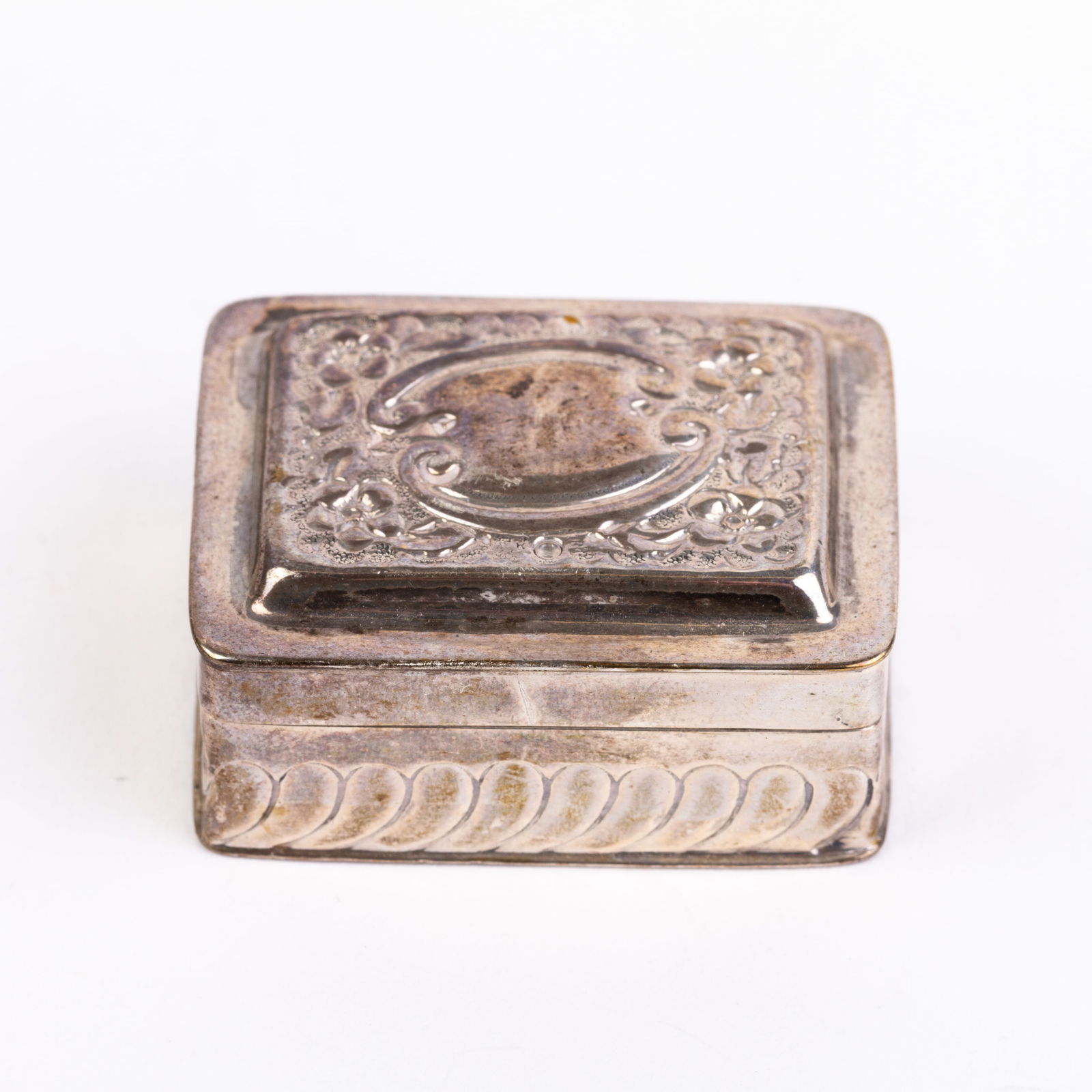 Sterling Silver Edwardian Repousse Pill Box: DIMENSIONS APPROX 3x4x1.5CM.