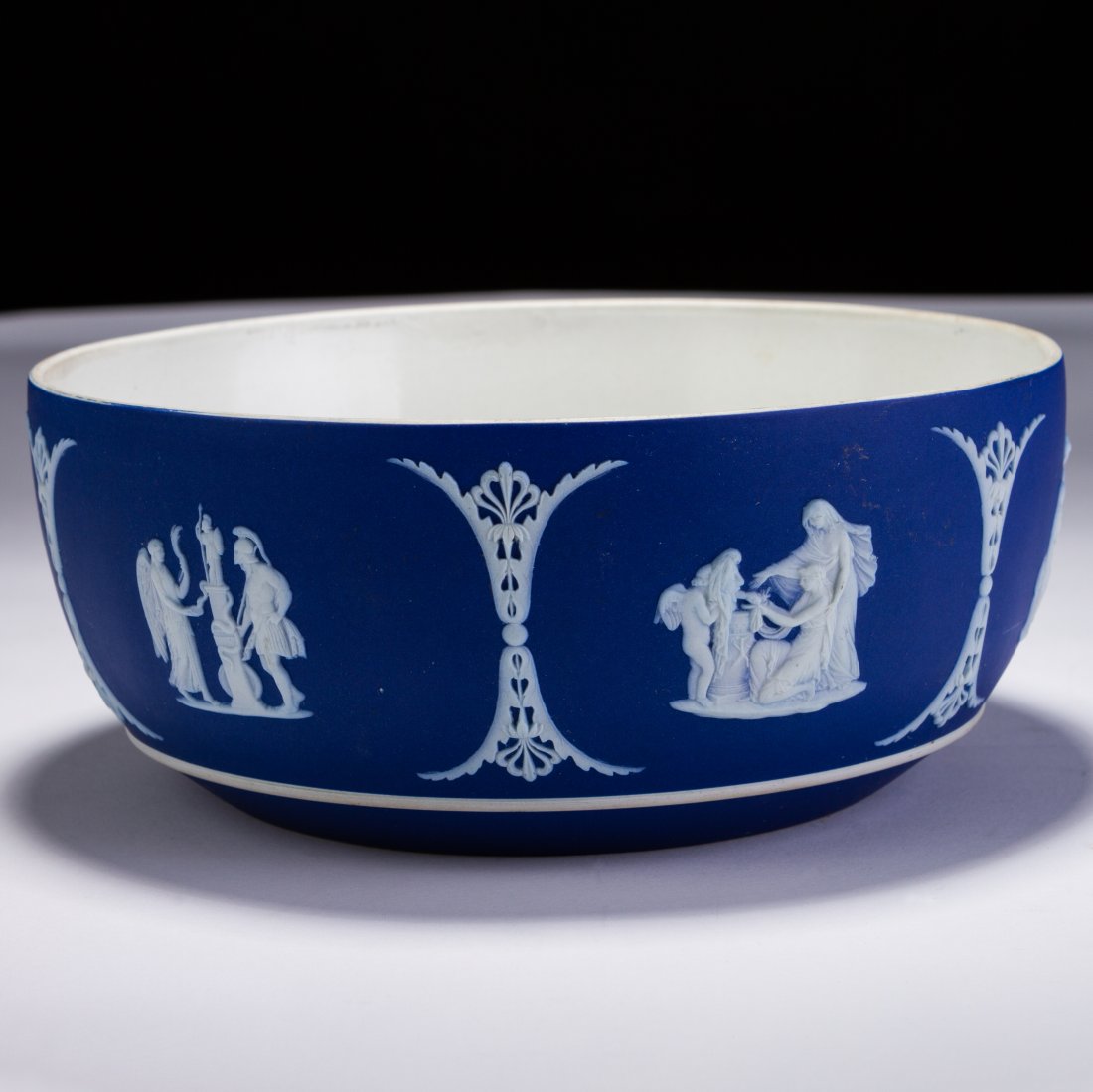Wedgwood Jasperware Neoclassical Centrepiece Bowl: MEASURES APPROX 19.5 X 8CM HIGH.