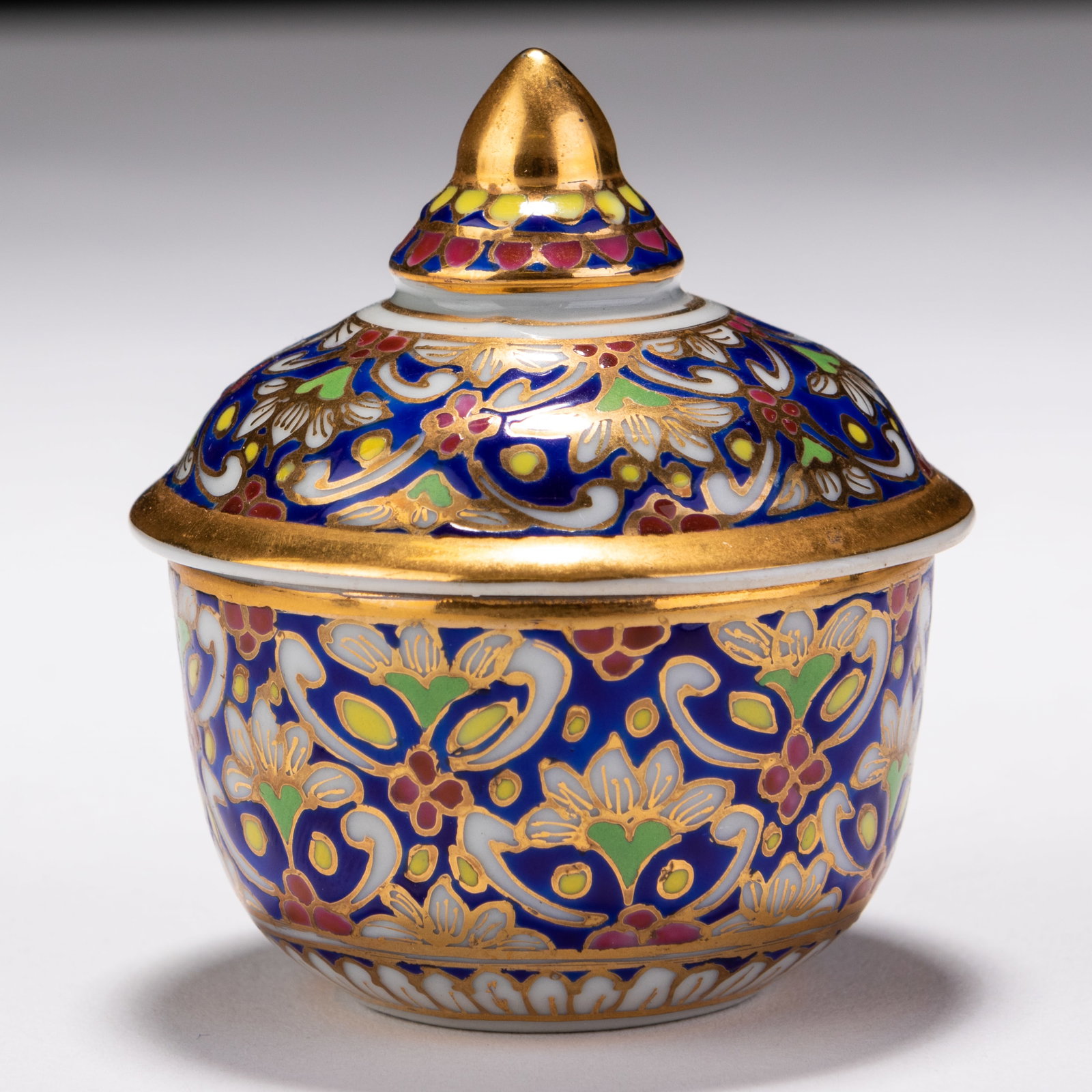 Thai 24KT Gold Porcelain Benjarong Lidded Trinket Box : MEASURES APPROX 5.7 X 6.5CM.