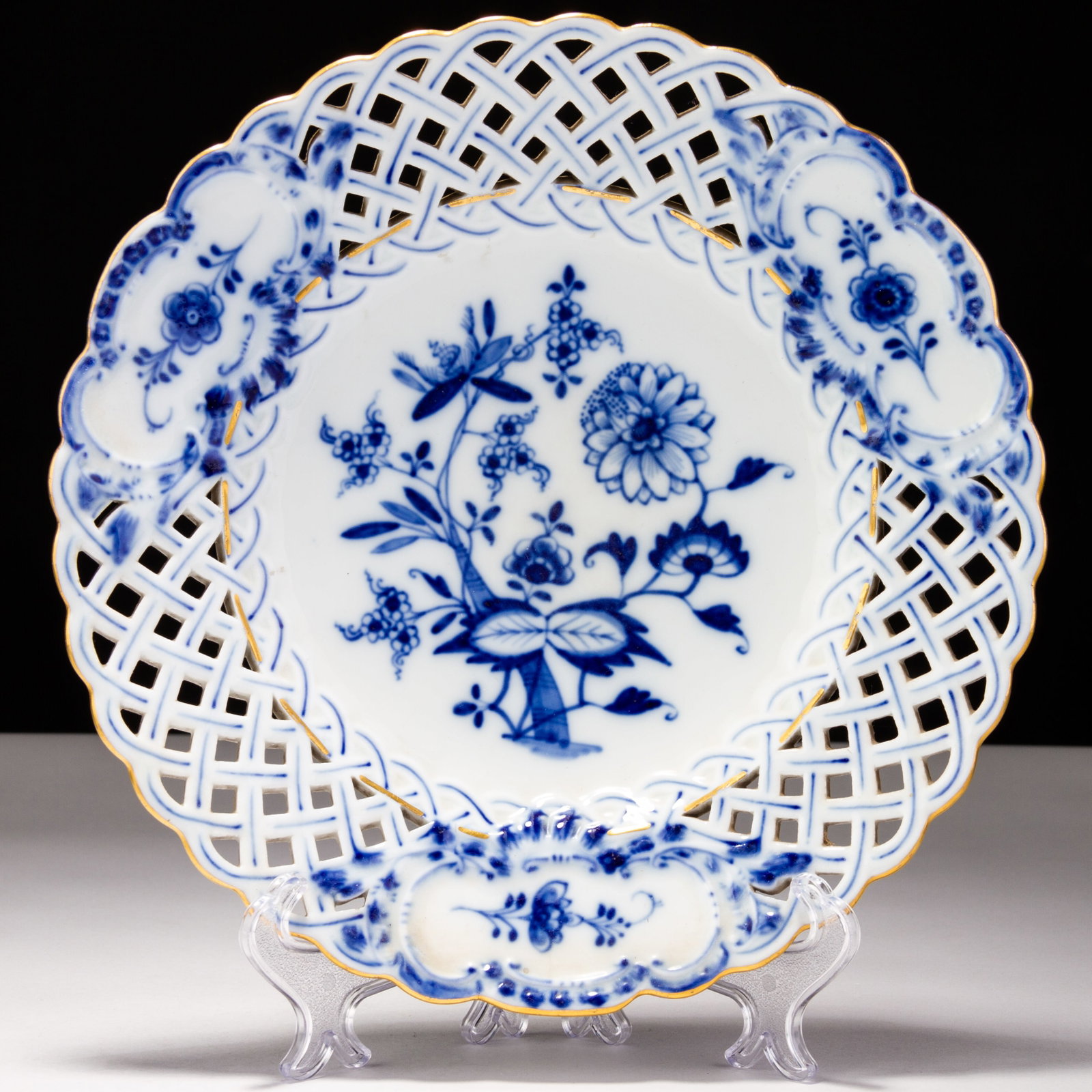Meissen Reticulated Blue & White Porcelain Plate: MEASURES APPROX 23CM.