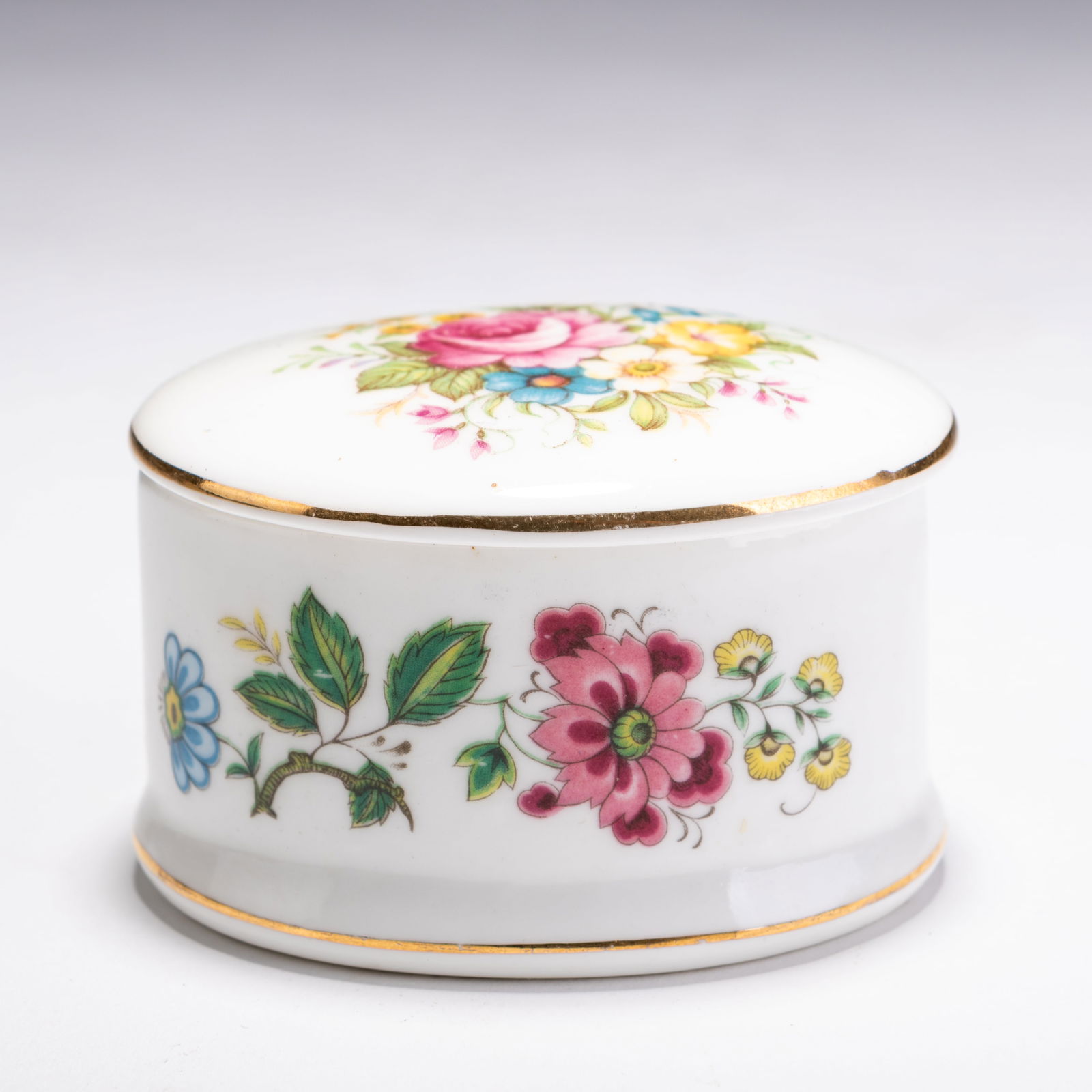 Fine Porcelain Pillbox: MEASURING APPROX 6 X 5.5 X 4.5CM.