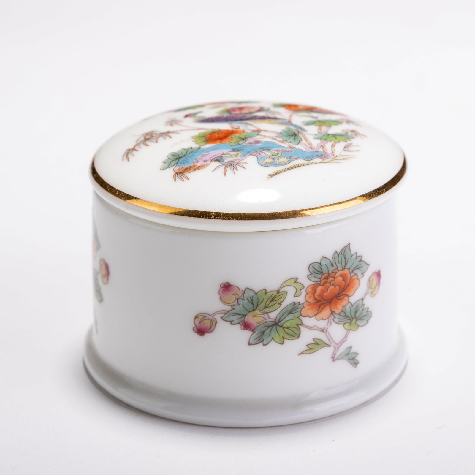 Wedgwood Fine Porcelain Kutani Pattern Pillbox: MEASURING APPROX 5 X 3.5CM TALL.