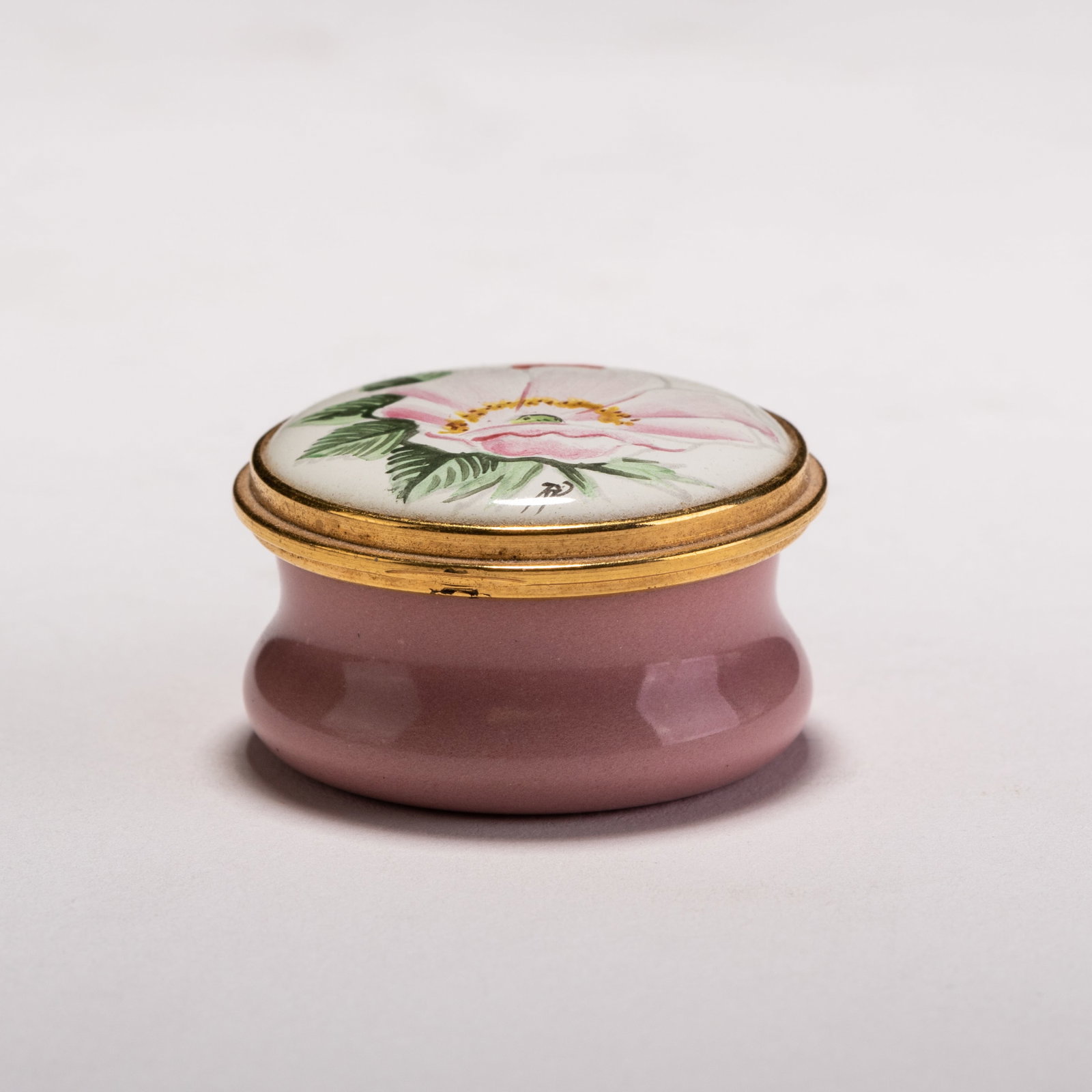 Fine Kingsley Enamel Porcelain Pillbox: MEASURING APPROX 3 X 1.8Cm