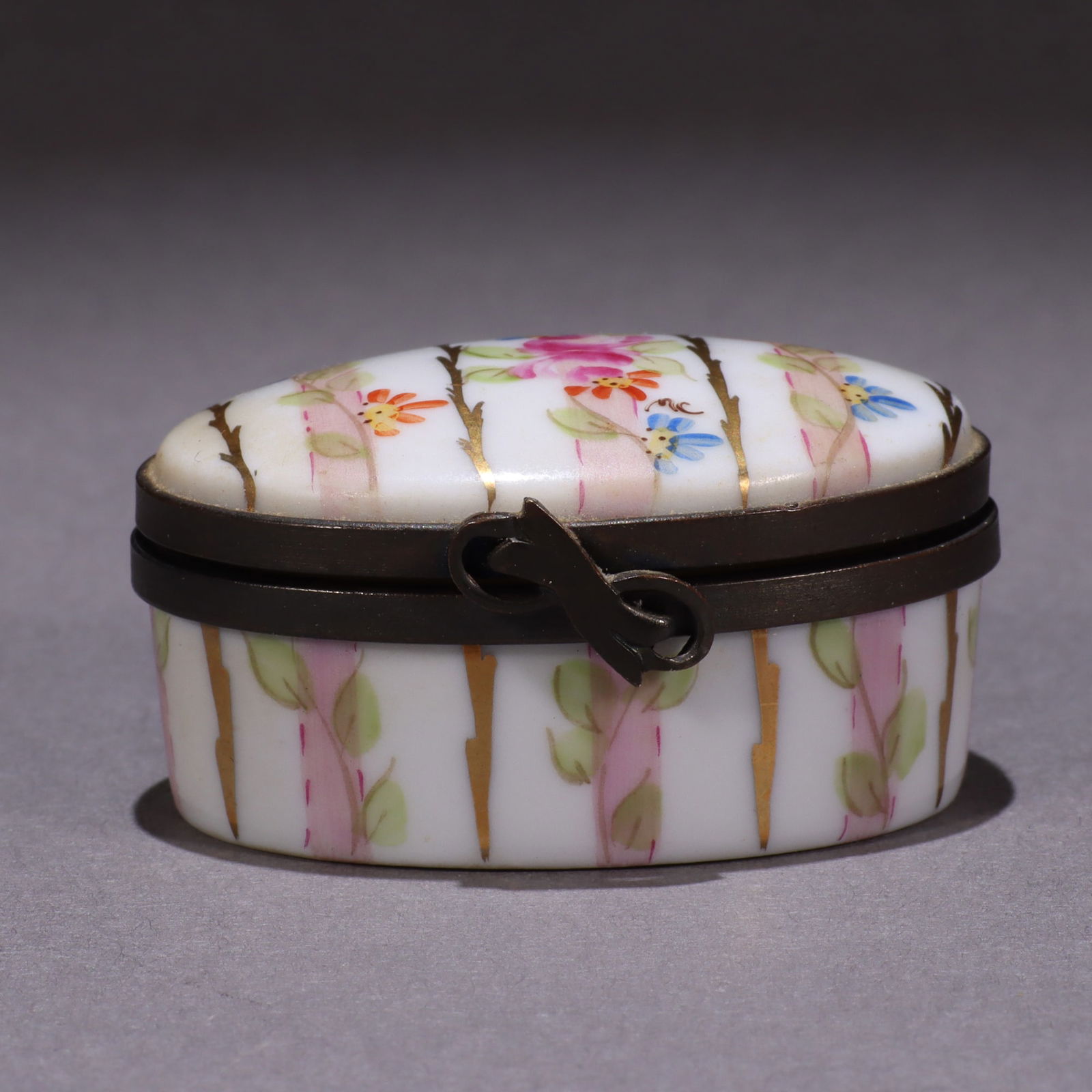 Limoges Fine French Porcelain Pillbox Signed Harvey Nichols: MEASURING APPROX 4 X 2CM.