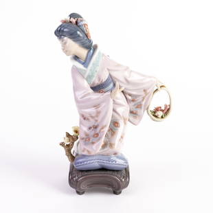 Lladro Fine Porcelain Geisha Figure 1447 "Michiko": DIMENSIONS APPROX 14x10x21.5CM.