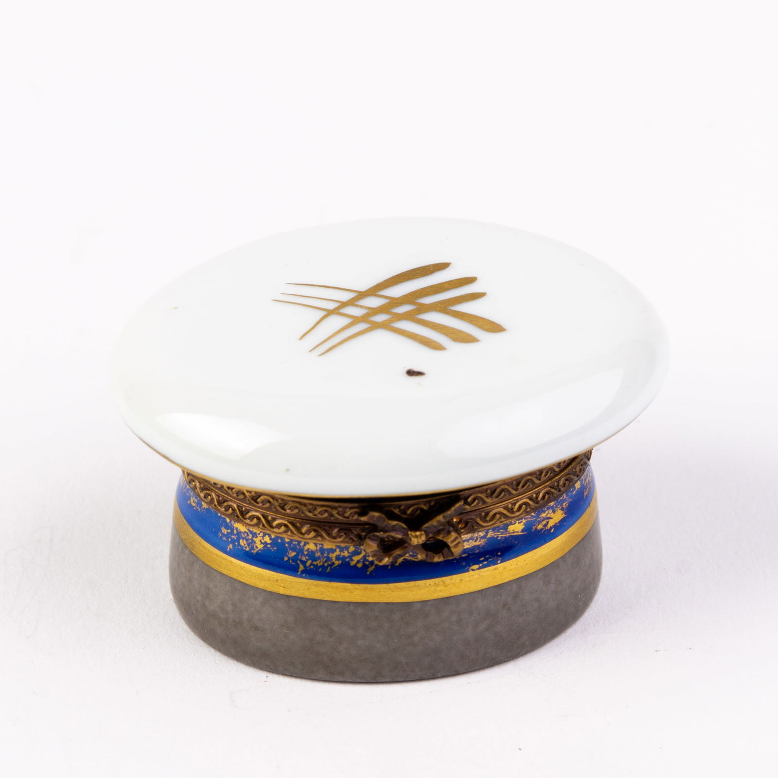 Limoges French Porcelain Hand Painted Pillbox: DIMENSIONS APPROX 3x5.5x5CM.