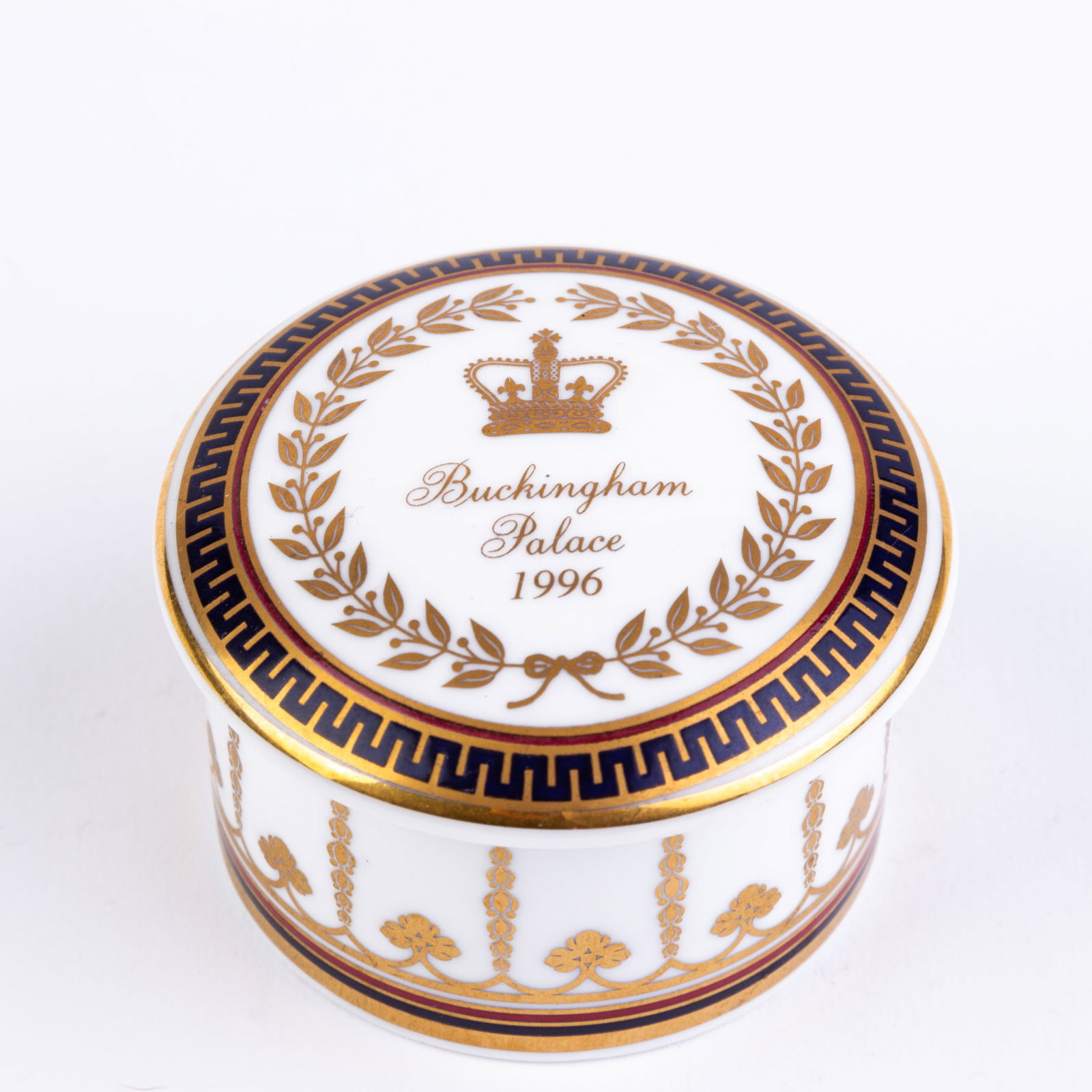 Buckingham Palace Fine Gilt Porcelain Pillbox: DIMENSIONS APPROX 6x6x4CM.