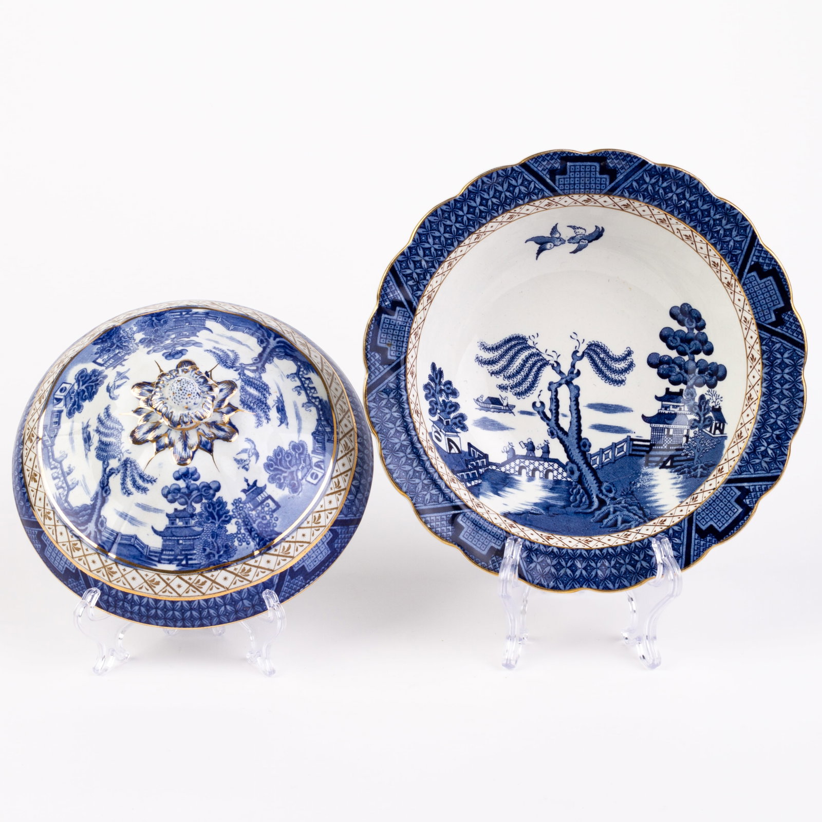 Real Old Willow Fine Porcelain Lidded Dish: DIMENSIONS APPROX 28x23x12CM.