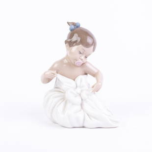 Nao Lladro Fine Porcelain Sculpture: DIMENSIONS APPROX 17x14x8CM.