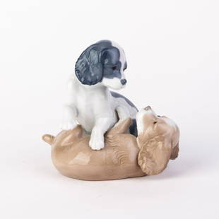 Nao Lladro Fine Porcelain Playful Dogs Figure: DIMENSIONS APPROX 14x14x17CM.