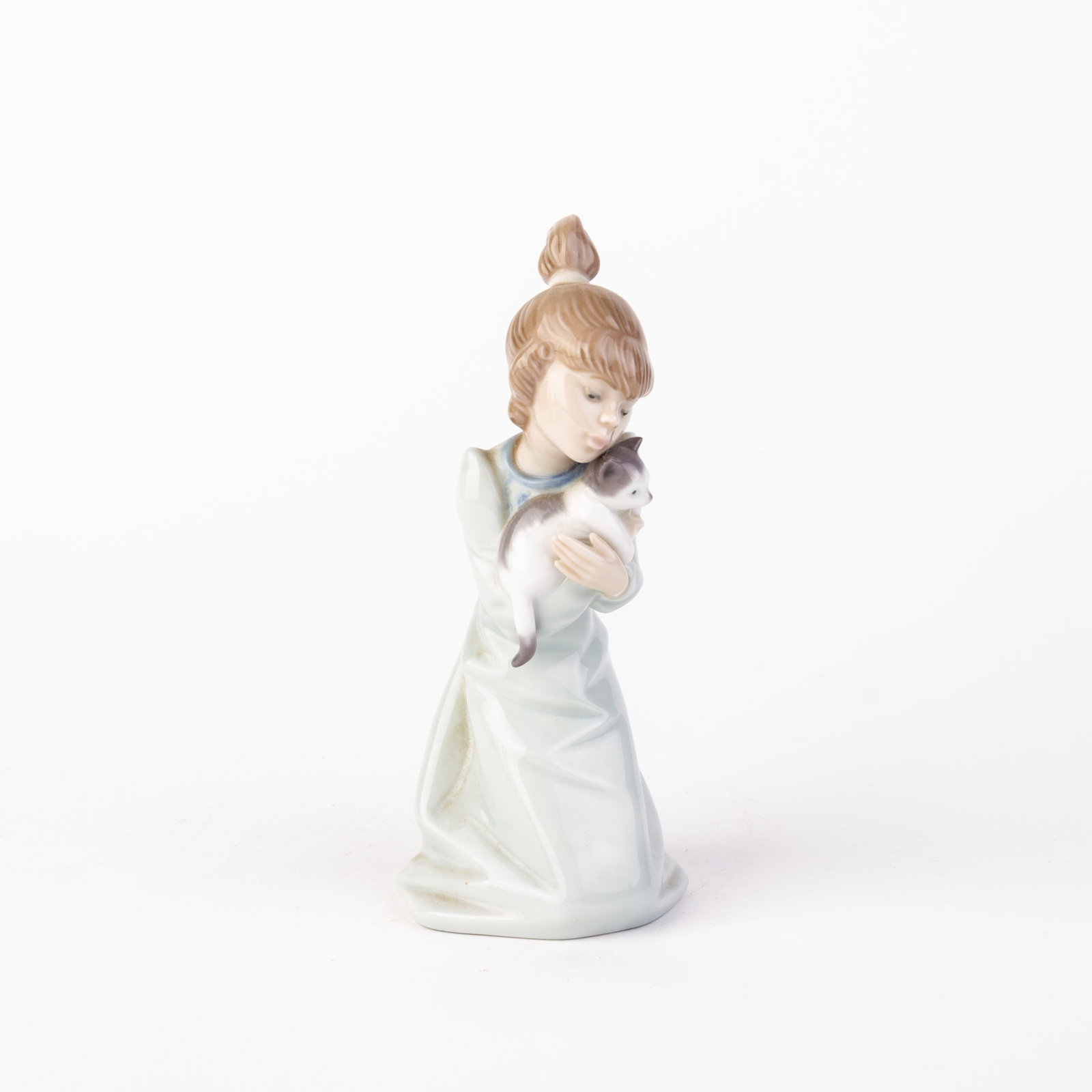 Lladro Fine Porcelain Sleepy Kitten Figure #5712: DIMENSIONS APPROX 17x8x7CM.