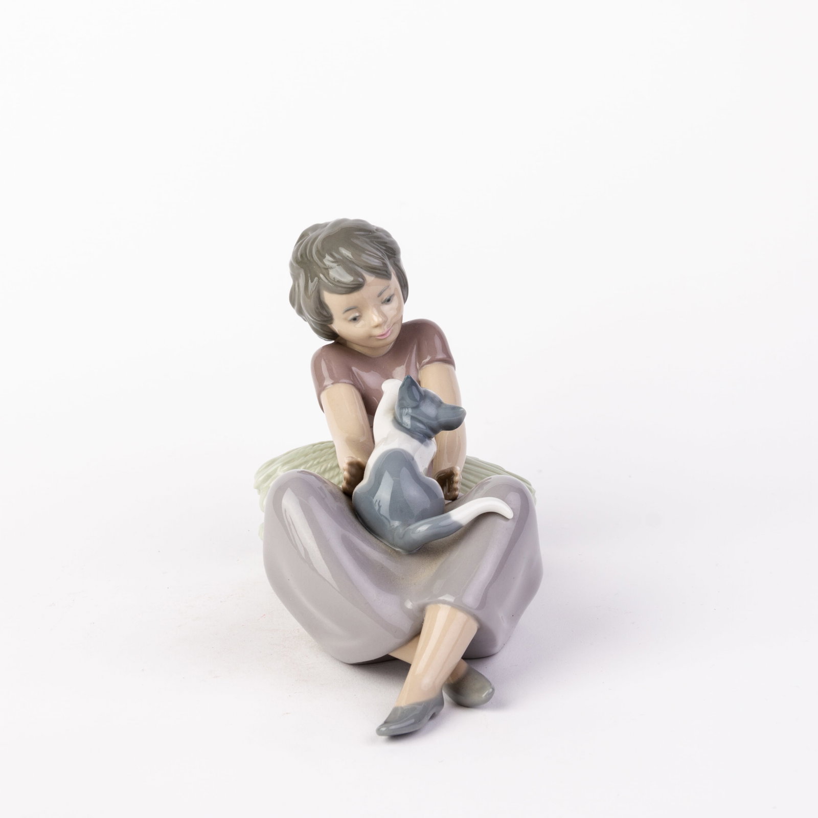 Nao Lladro Fine Porcelain Girl with Kitten Figure: DIMENSIONS APPROX 13x20x11CM.