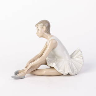 Nao Lladro Fine Porcelain Ballerina Girl Figure: DIMENSIONS APPROX 13.5x19x11CM.