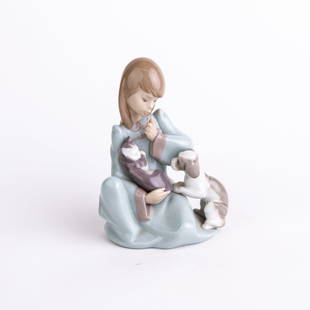 Spanish Fine Porcelain Lladro Sculpture Figure: DIMENSIONS APPROX 13x10x7CM.