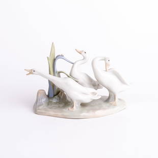 Spanish Fine Porcelain Lladro Swans Sculpture Figure Group: DIMENSIONS APPROX 14x20x12.5CM.