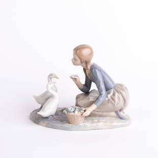 Spanish Fine Porcelain Lladro Swans Sculpture Figure Group: DIMENSIONS APPROX 17x23x12CM.