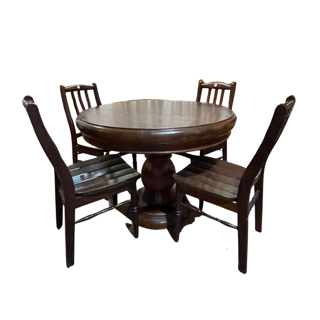 单板红木圆饭桌与四靠背椅: Lot Updates Please note that there will be a commission of 18% payable on top of the winning bid price to be paid by successful bidder A five piece set wood dining set comprising a round dinning table