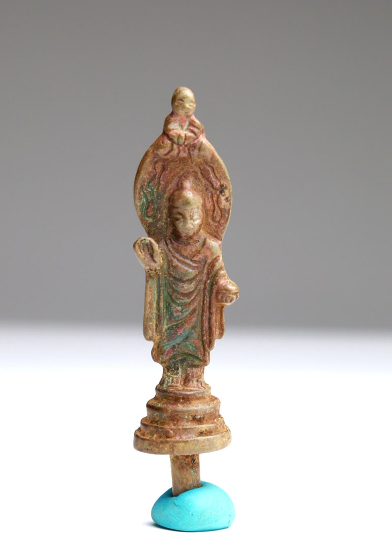 A bronze Buddha figure (618-906) with aura and inscription (1 of 2)