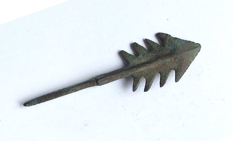 (M046) ANCIENT ROMAN LONGSHOT BRONZE ARROWHEAD (1 of 2)