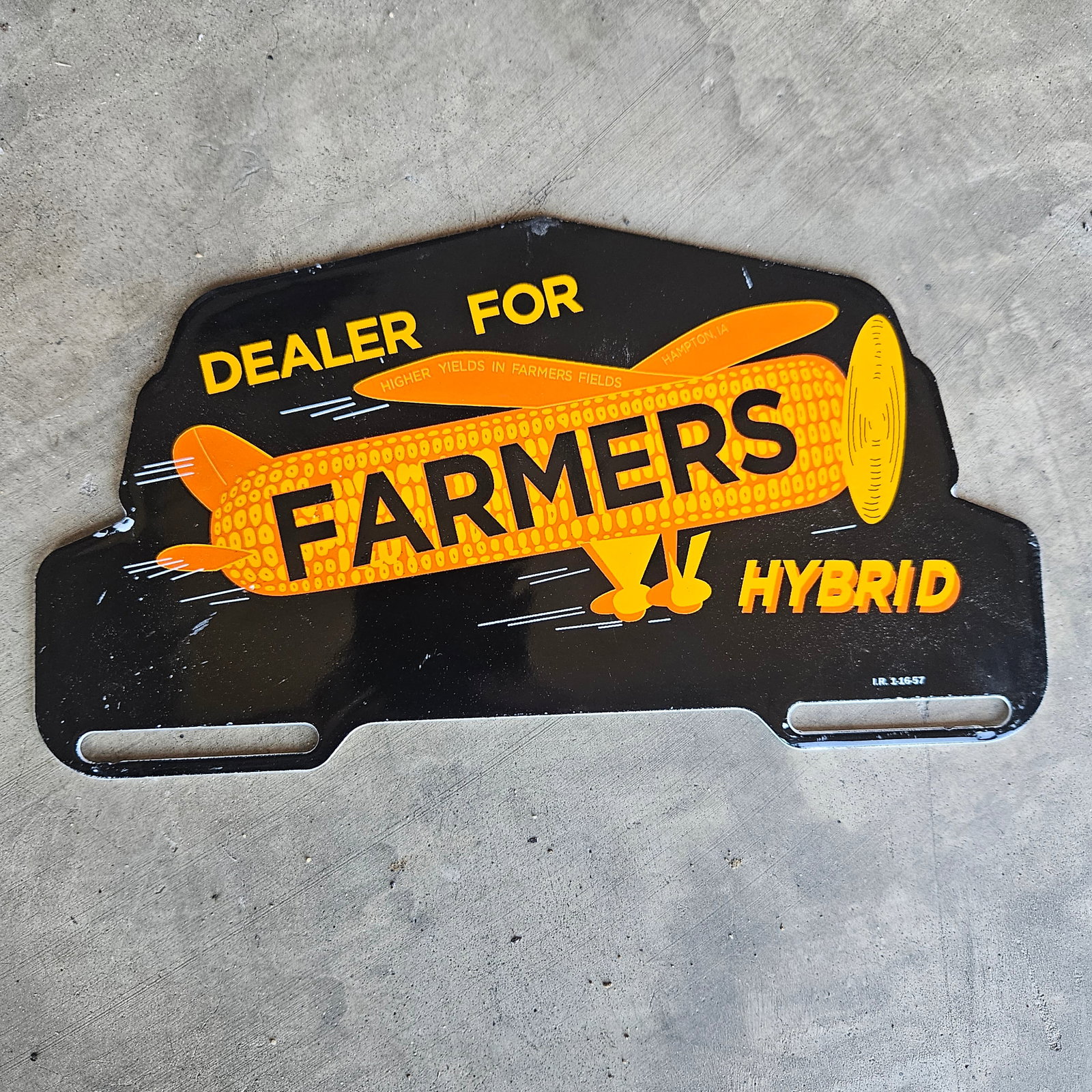 VINTAGE FARMERS HYBRID PORCELAIN LICENSE PLATE TOPPER SIGN (1): This distinctive porcelain license plate topper sign is a nostalgic nod to agricultural history, promoting Farmers Hybrid seeds. The sign, with its bold yellow ears of corn on a striking black backgro