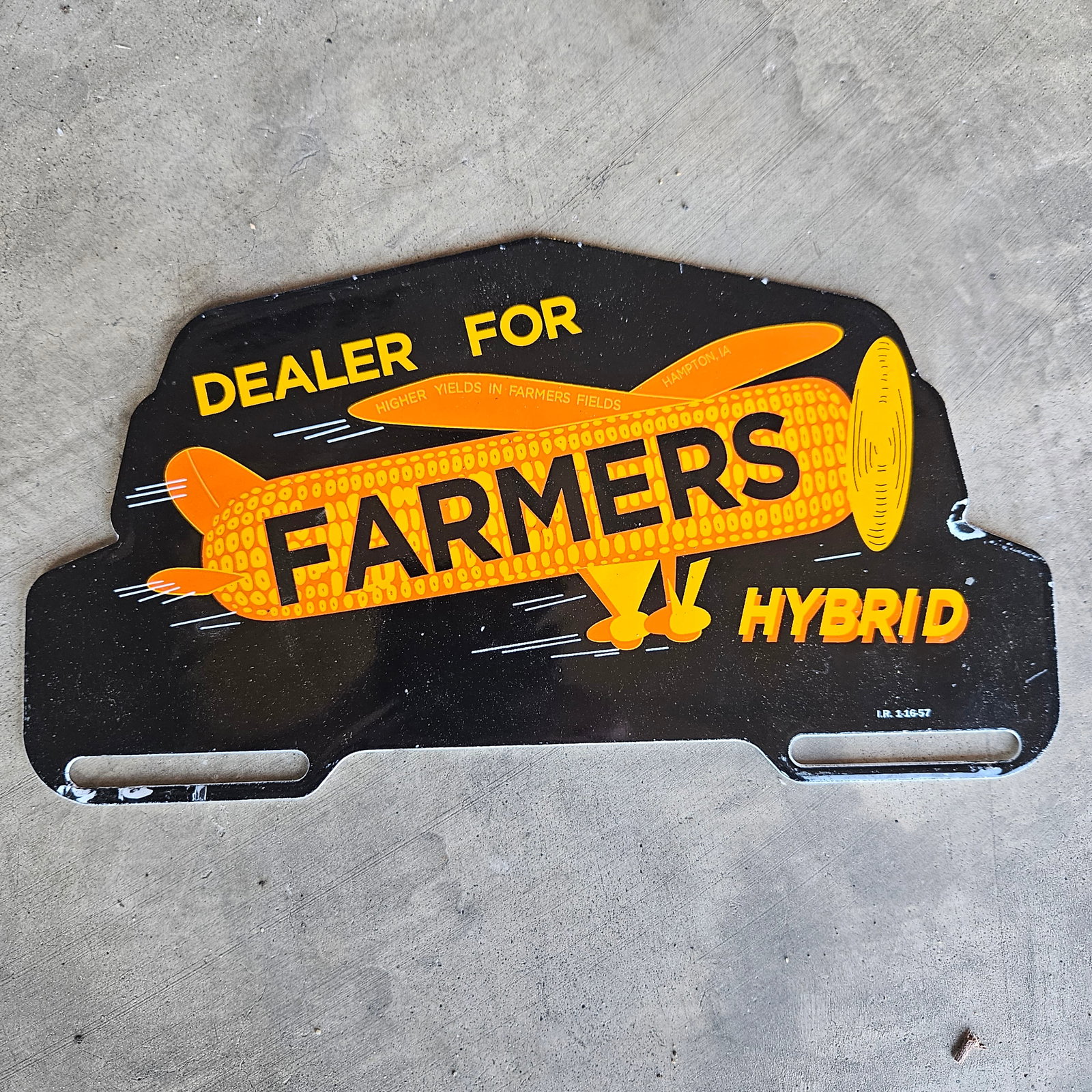 VINTAGE FARMERS HYBRID PORCELAIN LICENSE PLATE TOPPER SIGN (2): This distinctive porcelain license plate topper sign is a nostalgic nod to agricultural history, promoting Farmers Hybrid seeds. The sign, with its bold yellow ears of corn on a striking black backgro