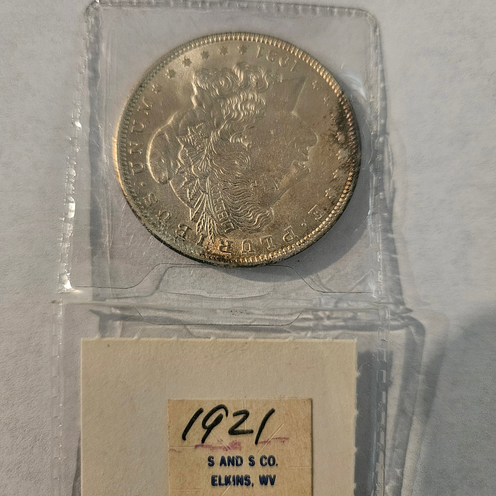 Stunning 1921 Vintage Coin - Collectible Silver Dollar for Auction: This auction features a remarkable 1921 vintage coin that is a must-have for any serious coin collector or numismatic enthusiast. The coin reflects the rich history of American currency, characterized