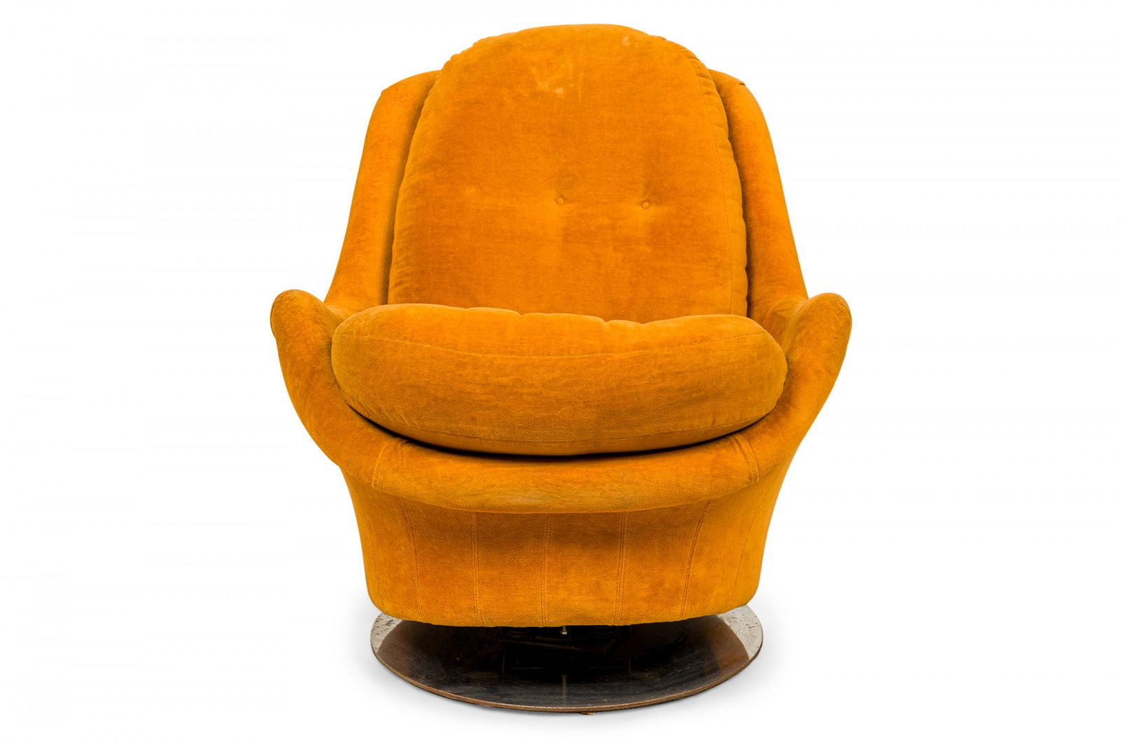 Milo Baughman, "Space Age" swivel lounge armchair: American Mid-Century Space Age design swivel / tilt lounge armchair with golden orange velour upholstery with button tufting on the back cushion, resting on a circular metal base. (MILO BAUGHMAN FOR T