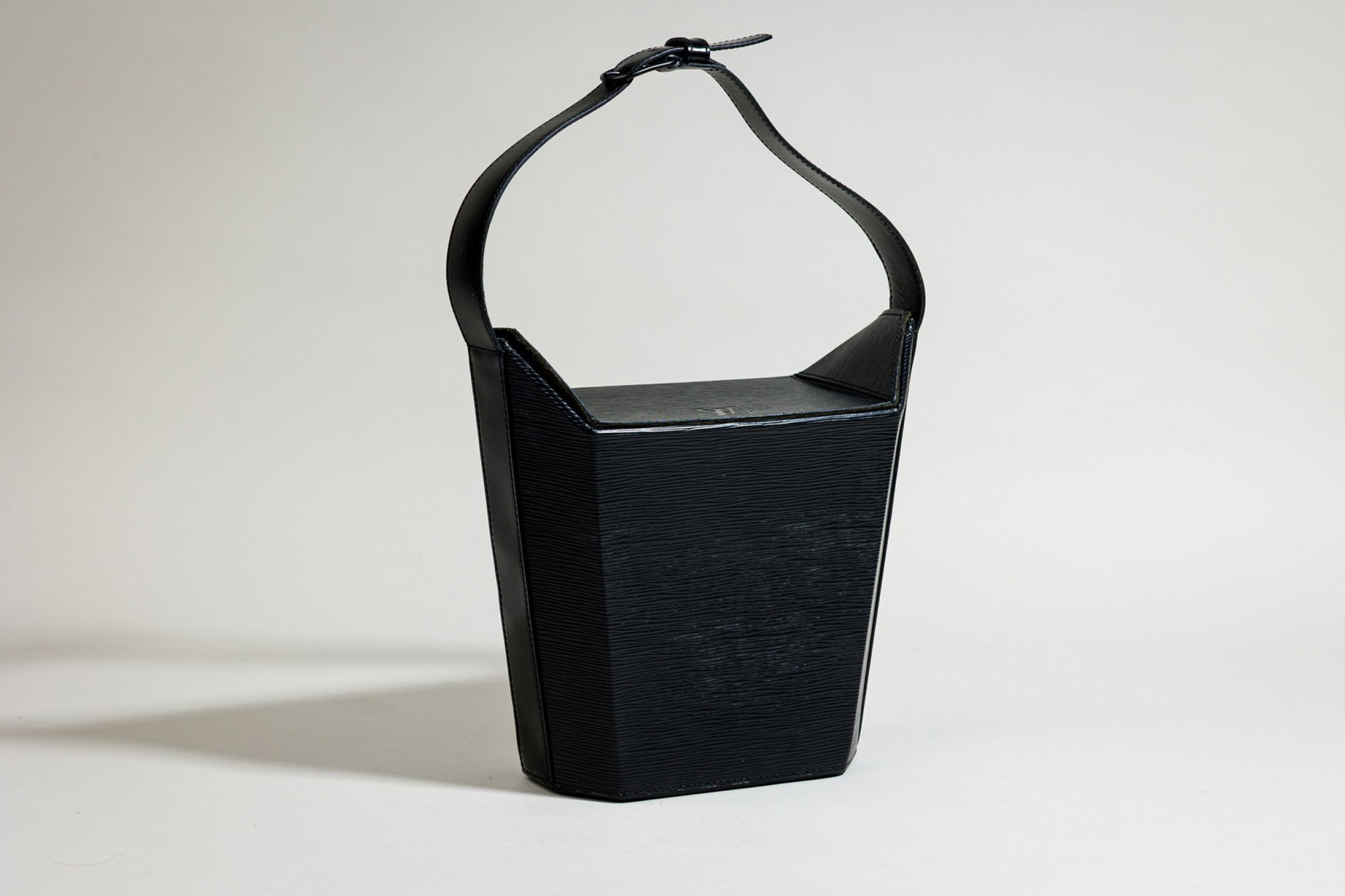 Louis Vuitton Epi Saxo Shoulder Bag: Brand: Louis Vuitton Model: Saxo Shoulder Bag Material: Epi leather with suede interior Reference: M80161 Color: Black exterior/ Olive green interior Hardware: Black color Date Code: VI1901(France,200