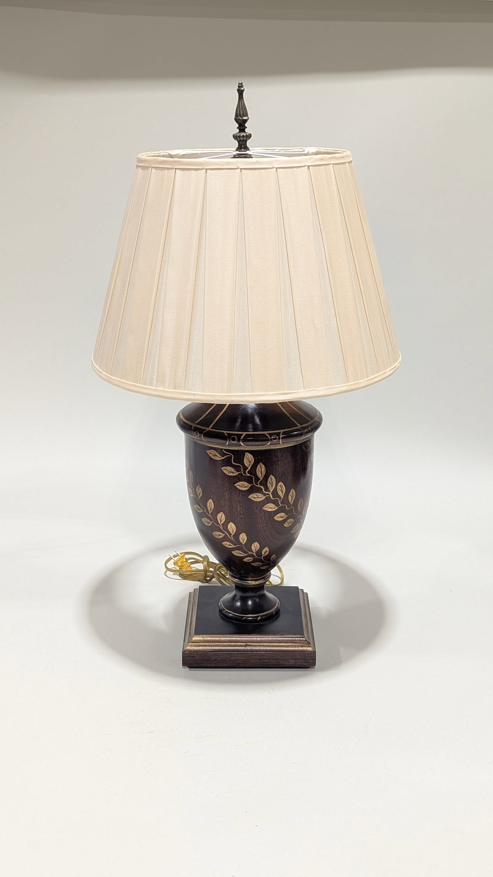 English peinte tole style trophy cup table lamp (1 of 8)