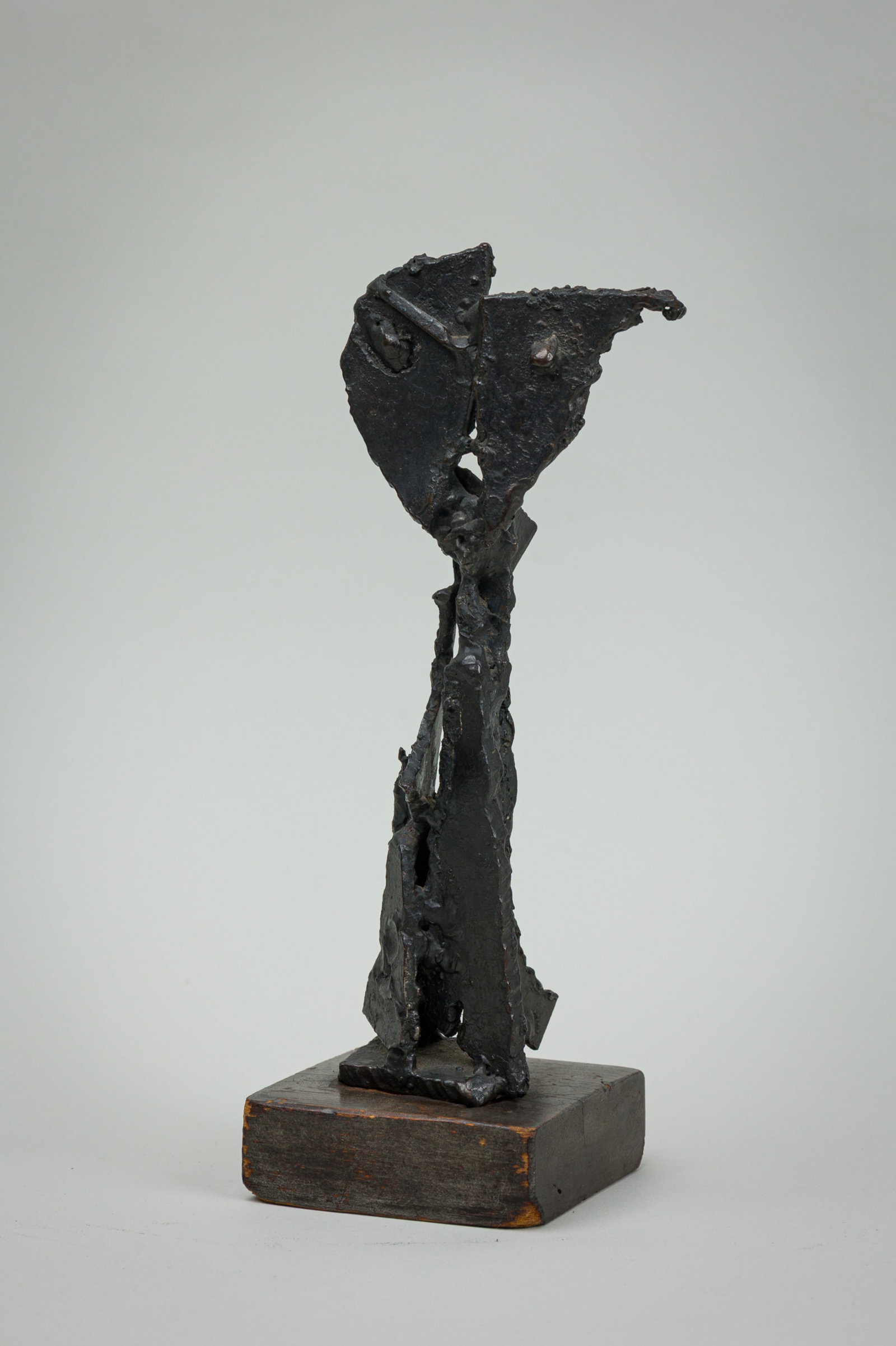 James Metcalf (manner), Welded steel sculpture: Manner James Metcalf (American, 1925-2012), Untitled, no signature observed, mounted on a wood plinth, 11"h x 3.5"w x 3.5"dProvenance: Property from Gramercy Park Estate