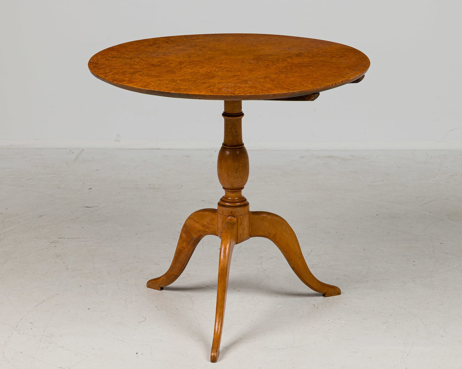 Karl Johan burlwood tIlt-top table, Thierry Despont (1 of 13)