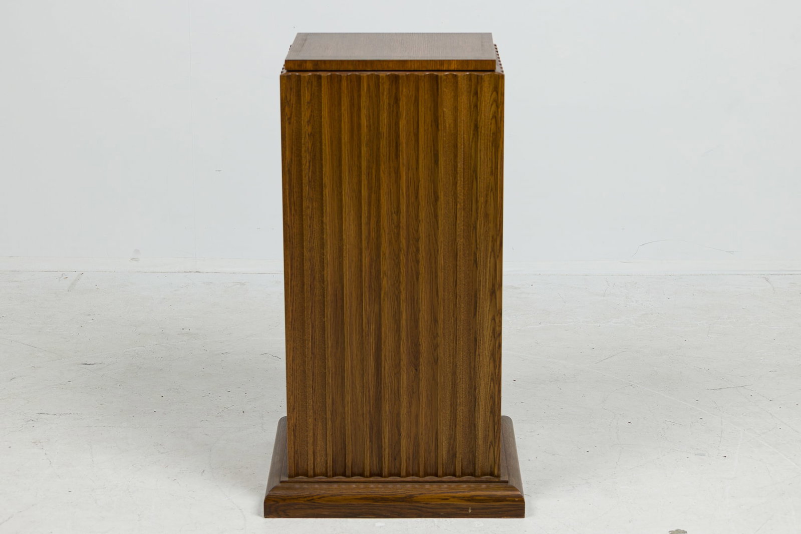 Jacques-Emile Ruhlmann (style of), oak pedestal, Thierry Despont: late 20th c., France, vertically oriented, four-sided rectangular oak column with vertical grooving on each side, on a stepped base, topped with a square rotating top, designed or sourced by Thierry D