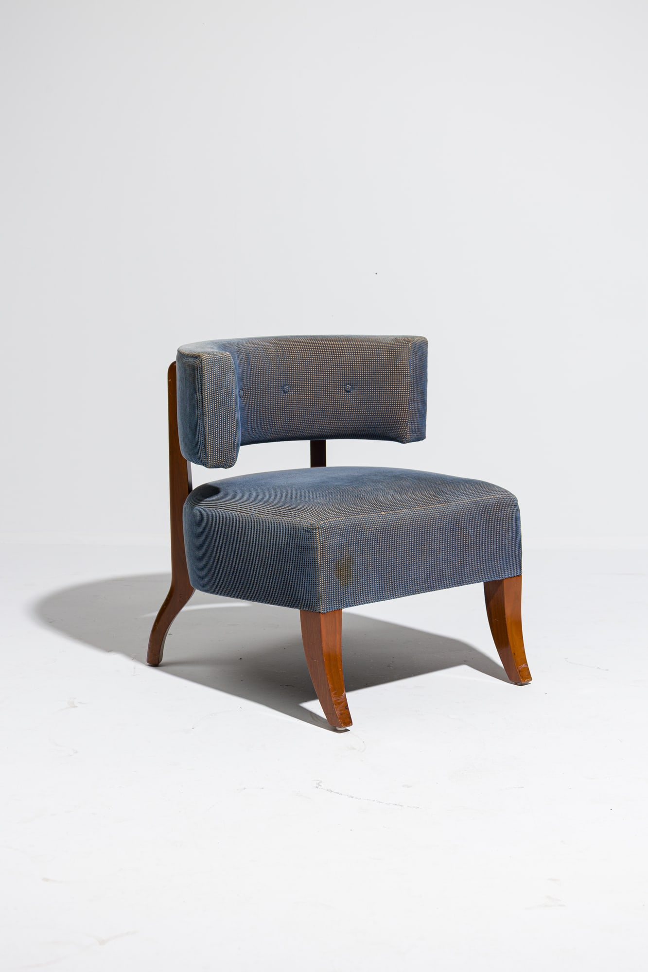 Contemporary Hostess chair, Steve Bastone: 21st c., USA, mahogany frame, the curved back and tight seat with button tufting, upholstered in a blue and cream check, in the style of Billy Haines, designed or sourced by Steve Bastone, 29"h x