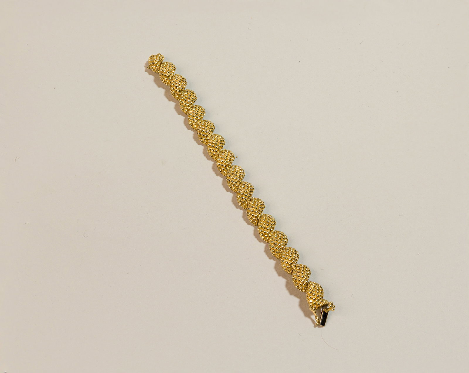 Vintage Tiffany Twisted Link Design 18K Yellow Gold Bracelet: Origin: Vintage Tiffany Metal: 18K yellow gold Measurements: 6 1/2 inches long Weight: 46.5 g Stamped: Tiffany, Italy Condition: In excellent condition. Category: Bracelets