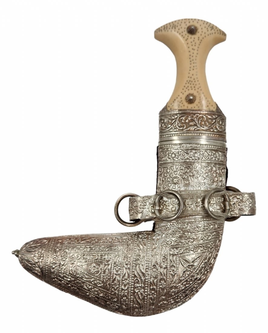 Decorative Yemenite Jambia dagger (1 of 7)