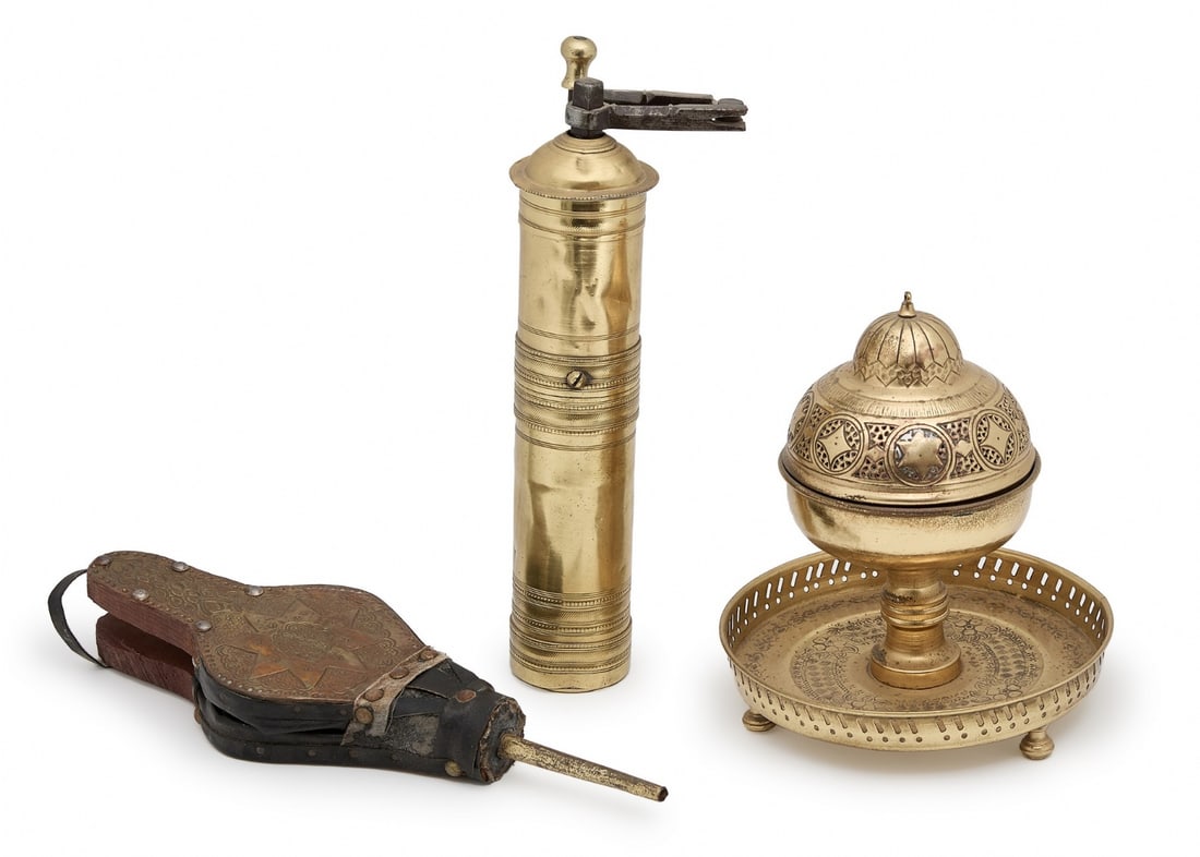 Three Antique Brass Objects: Three Antique Brass Objects, pepper grinder height: 31 cm Bellows length: 32 cmNotice: We are located in Israel and provide full packing and shipping service. You can ask us for a shipping quote befor