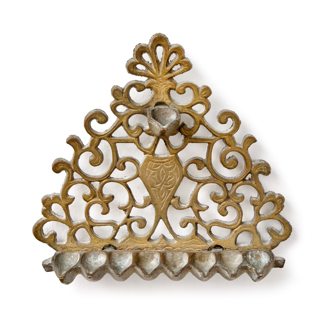 An old menorah made of cast brass: An old menorah made of cast brass, width: 18 cm Notice: We are located in Israel and provide full packing and shipping service. You can ask us for a shipping quote before the sale.