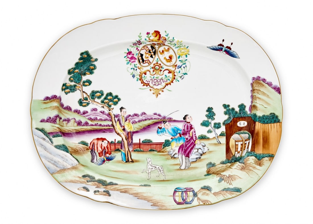 Large Chinese porcelain tray, decorated with heraldic symbols (1 of 5)