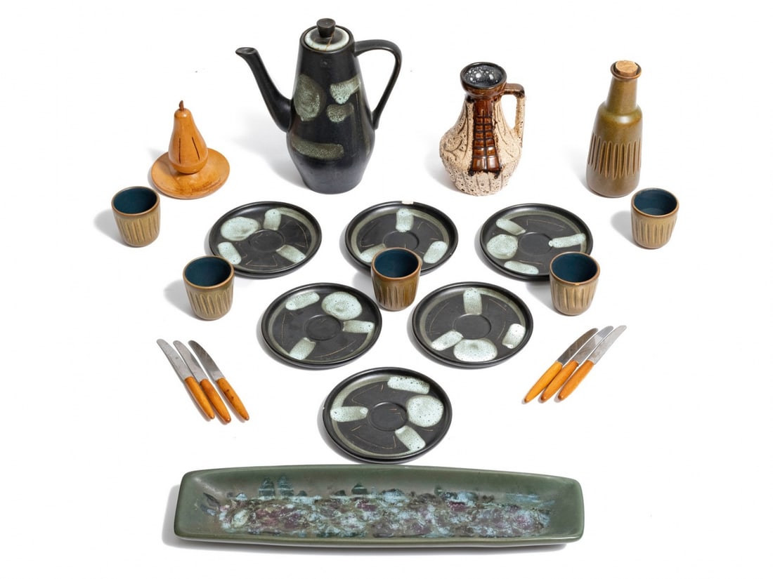 Israeliana: Various Israeli Ceramic Items: Israeliana: Various Israeli Ceramic Items, elongated plate with 5 cups Length: 45 cm Jug and 5 plates (glued, with chips) Jug height: 27 cm Pair of jugs: 18, 20 cm Fruit knife stand in the shape of a