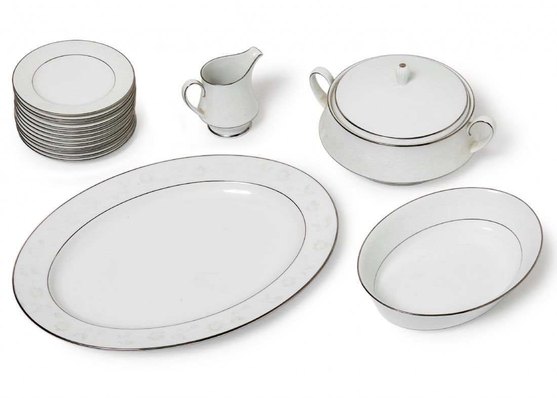 Assorted parts from a Noritake set: Assorted parts from a Noritake set, oval serving plate length: 40 cm 12 plates diameter: 16 cm Pitcher height: 11 cm Bowl length: 24.5 cm Soup tureen width: 26 cmNotice: We are located in Israel and p