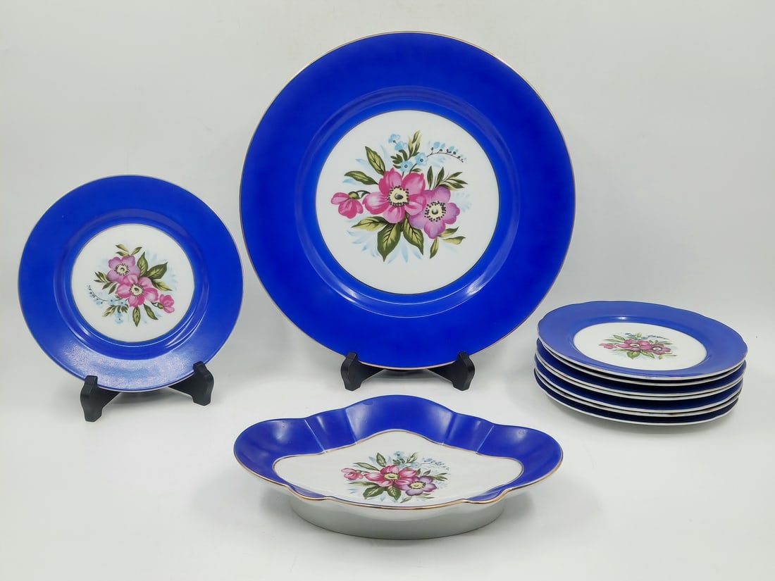 A lot of Japanese porcelain vessels decorated in Bukhari style and signed (1 of 8)