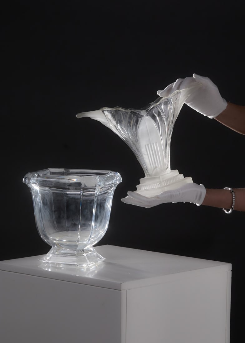 Pair of Vases â€“ American Glass Vase by Mikasa and Art Deco Style Vase: Pair of Vases â€“ American Glass Vase by Mikasa and Art Deco Style Vase, American vase/planter by Mikasa Glassware, signed. Height: 22 cm, Width: 21 cm. Art Deco style vase with a flaw at the