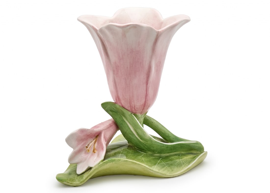 Decorative Italian Ceramic Vase in the Shape of a Tulip Flower: Decorative Italian Ceramic Vase in the Shape of a Tulip Flower, signed on the bottom: MADE IN ITALY Dimensions: Height: 25 cm Width: 26 cm Notice: We are located in Israel and provide full